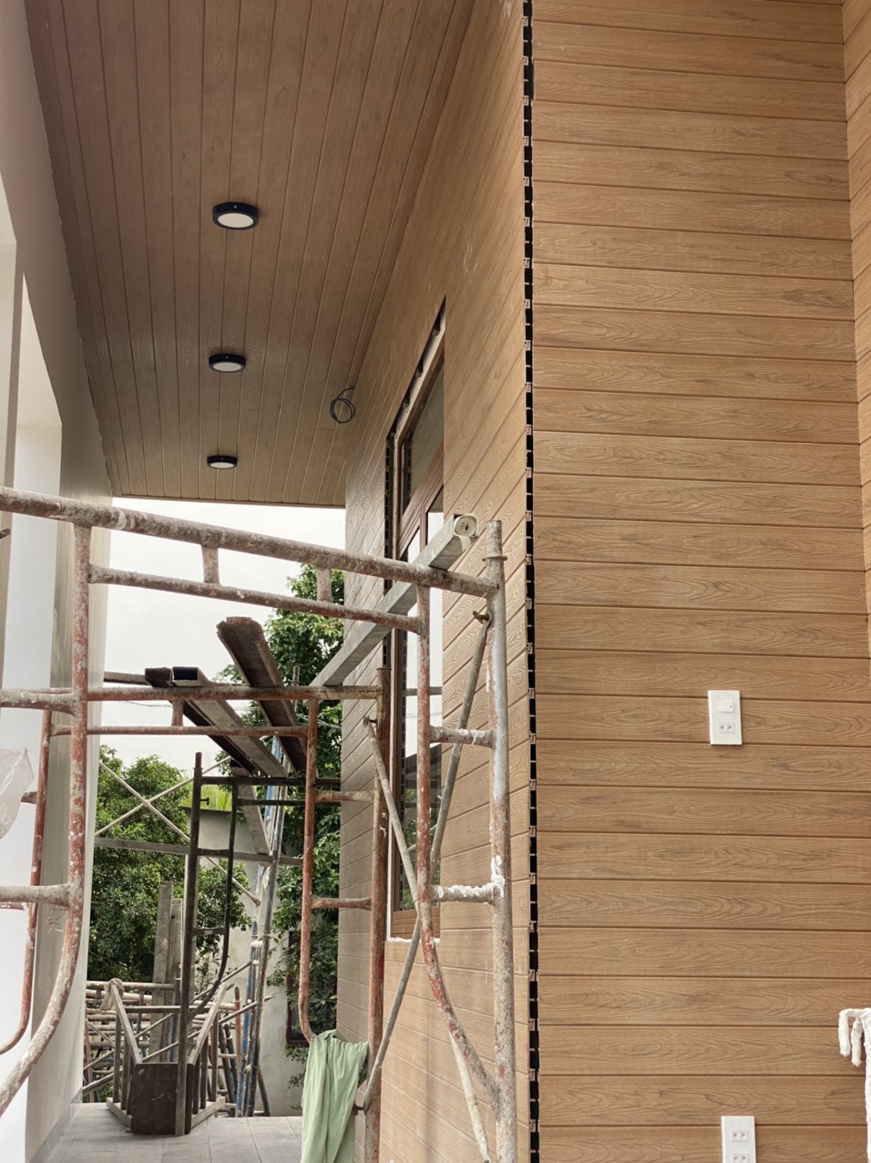 thi công tấm nhựa ốp tường và ốp trần sàn nhựa linowood