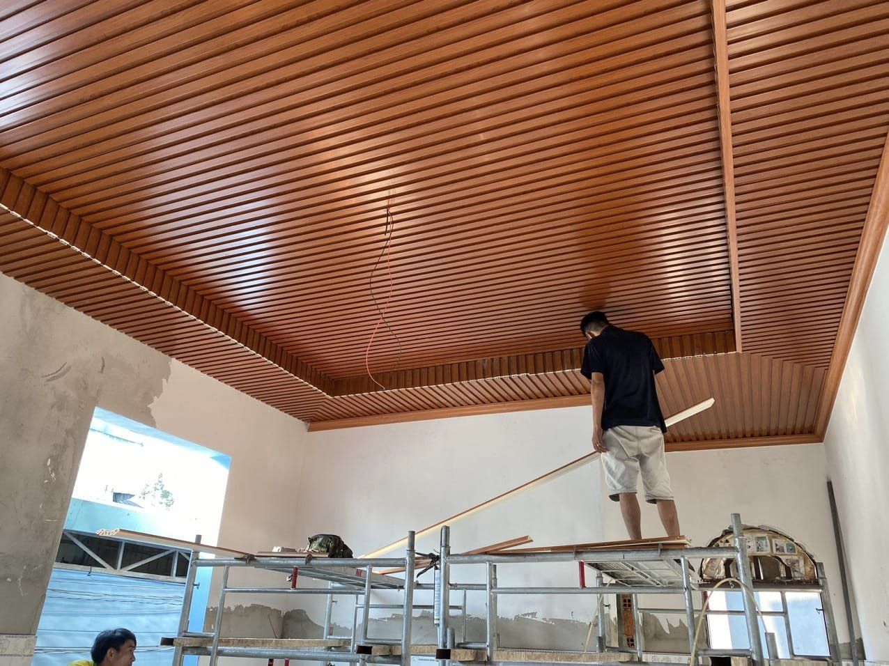 Thi công trần nhựa lam sóng tại Bình Dương