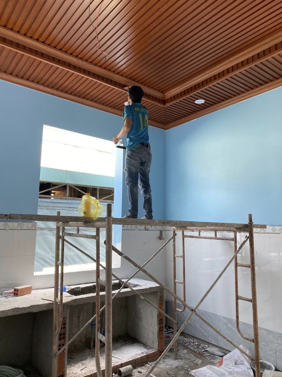 Thi công trần nhựa lam sóng tại Bình Dương