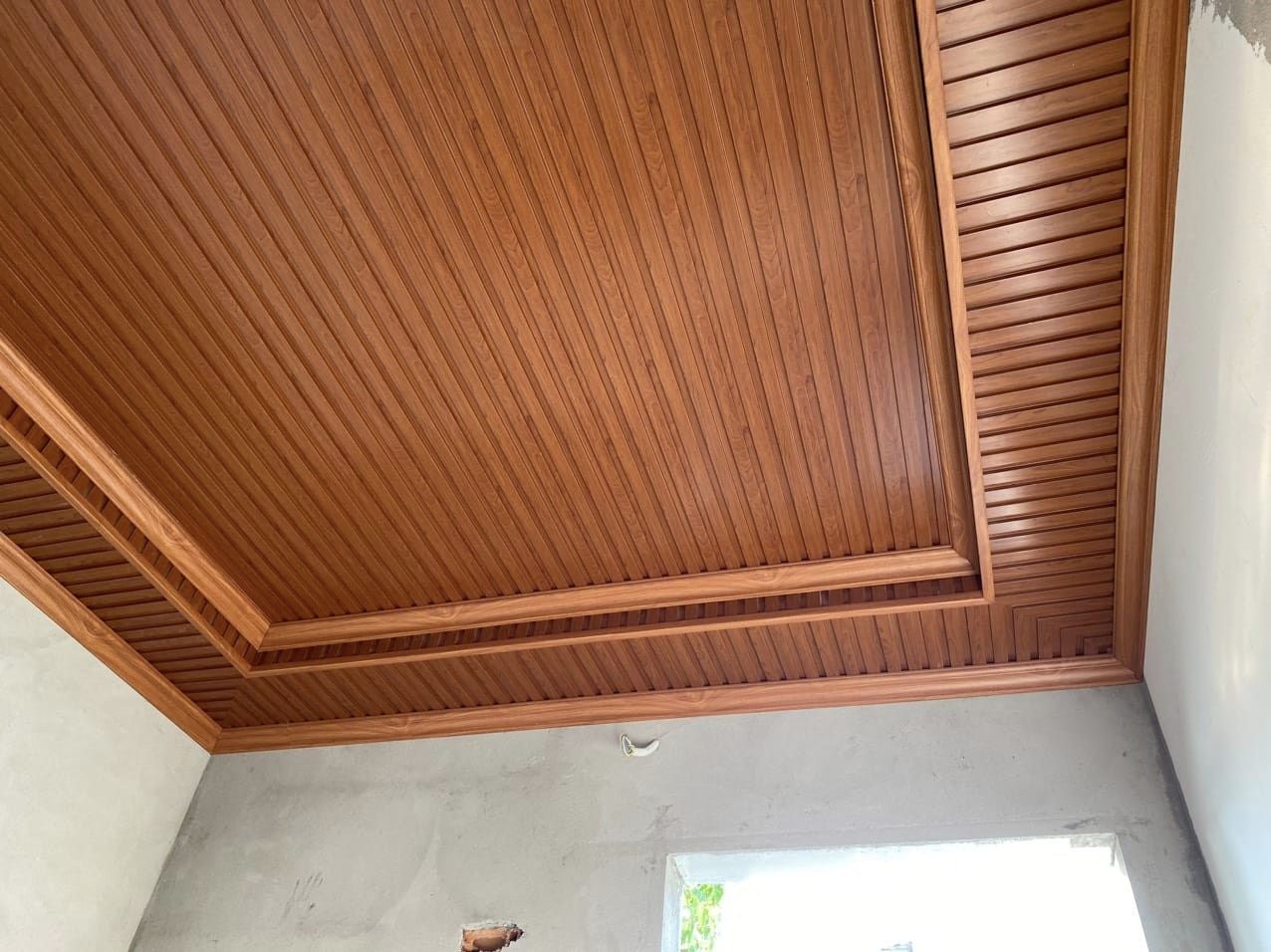 Thi công trần nhựa lam sóng tại Bình Dương