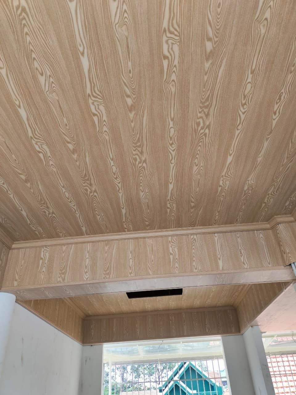 Thi công trần nhựa vân sồi tại Bình