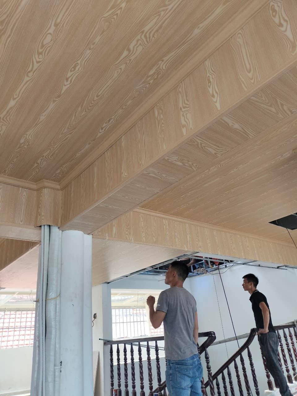 Thi công trần nhựa vân sồi tại Bình